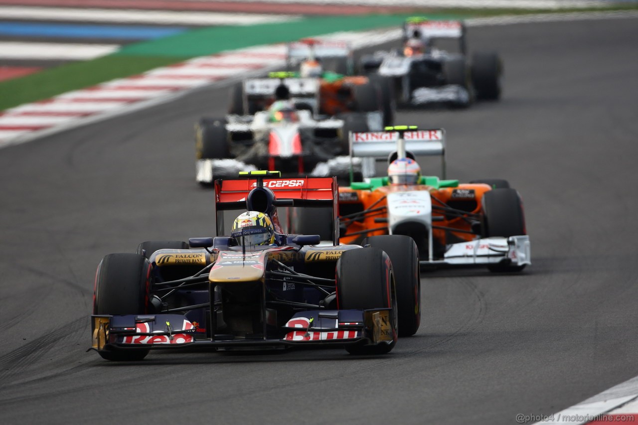 GP KOREA, 16.10.2011- Gara, Jaime Alguersuari (SPA), Scuderia Toro Rosso, STR6 davanti a Paul di Resta (GBR) Force India VJM04 