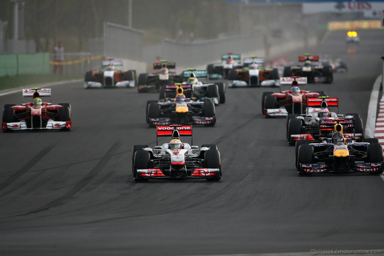 GP KOREA, 16.10.2011- Gara, Start of the race, Lewis Hamilton (GBR), McLaren  Mercedes, MP4-26 e Sebastian Vettel (GER), Red Bull Racing, RB7 