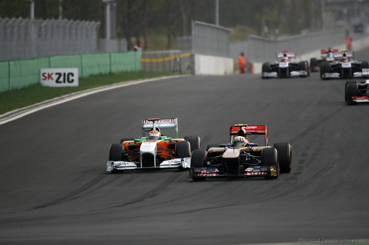 GP KOREA, 16.10.2011- Gara, Adrian Sutil (GER), Force India F1 Team, VJM04 e Jaime Alguersuari (SPA), Scuderia Toro Rosso, STR6 