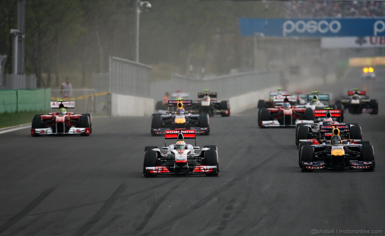 GP KOREA, 16.10.2011- Gara, Start of the race, Lewis Hamilton (GBR), McLaren  Mercedes, MP4-26 e Sebastian Vettel (GER), Red Bull Racing, RB7 