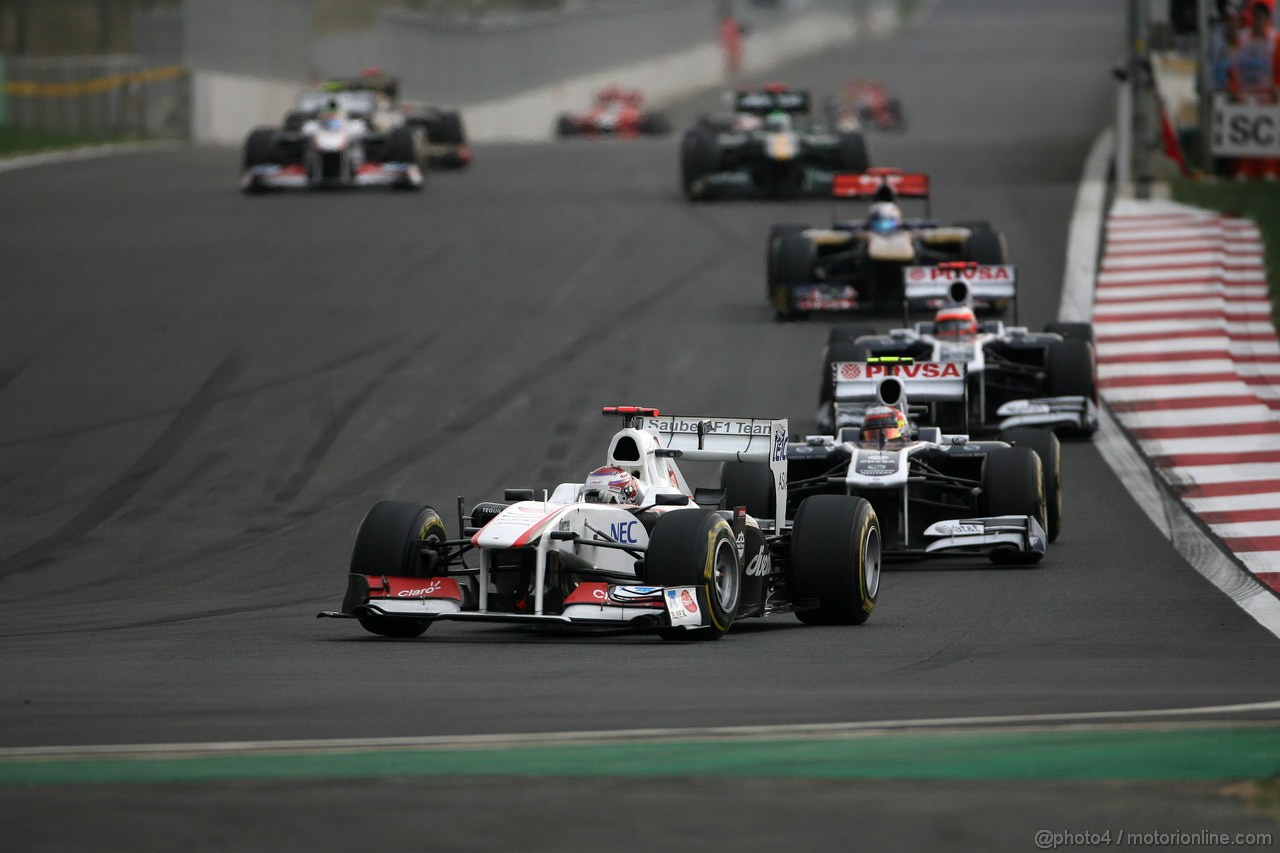 GP KOREA, 16.10.2011- Gara, Kamui Kobayashi (JAP), Sauber F1 Team C30 davanti a Pastor Maldonado (VEN), Williams FW33 
