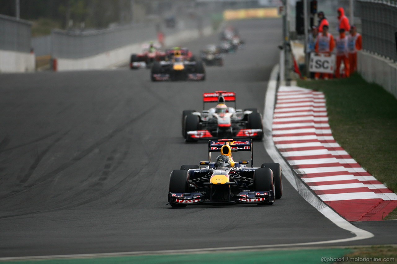 GP KOREA, 16.10.2011- Gara, Sebastian Vettel (GER), Red Bull Racing, RB7 davanti a Lewis Hamilton (GBR), McLaren  Mercedes, MP4-26 