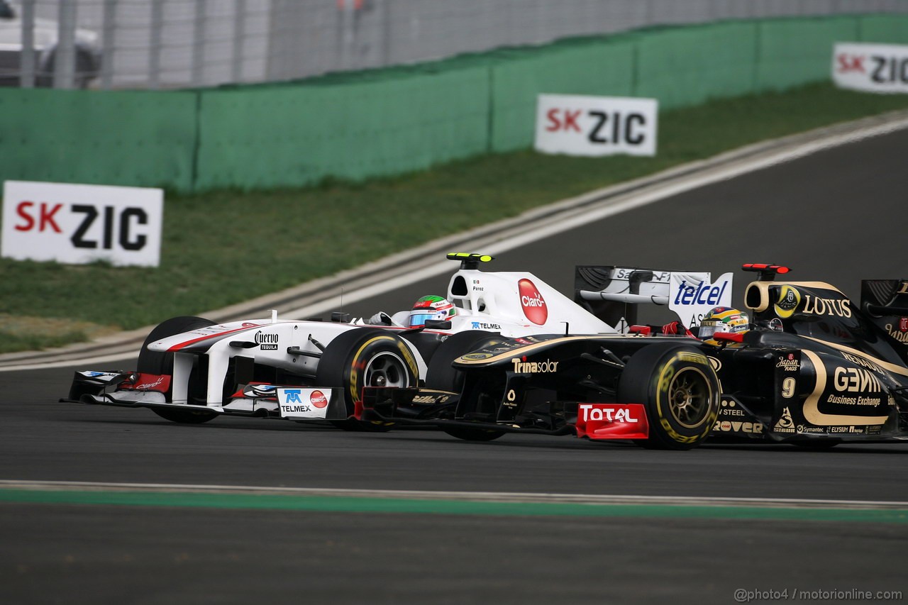 GP KOREA, 16.10.2011- Gara, Sergio P�rez (MEX), Sauber F1 Team C30 e Bruno Senna (BRA), Lotus Renault GP R31 