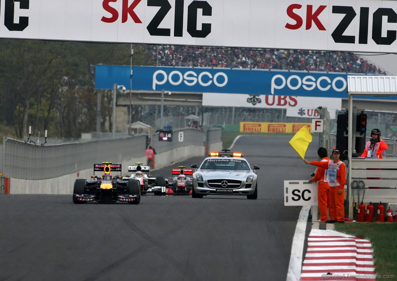 GP KOREA, 16.10.2011- Gara, Mark Webber (AUS), Red Bull Racing, RB7 e the Safety car 