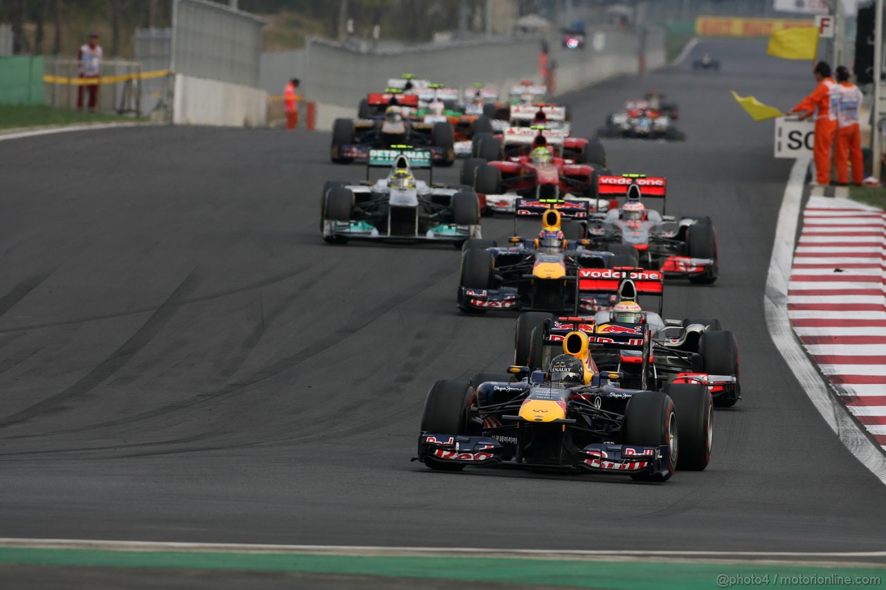 GP KOREA, 16.10.2011- Gara, Sebastian Vettel (GER), Red Bull Racing, RB7 davanti a Lewis Hamilton (GBR), McLaren  Mercedes, MP4-26 