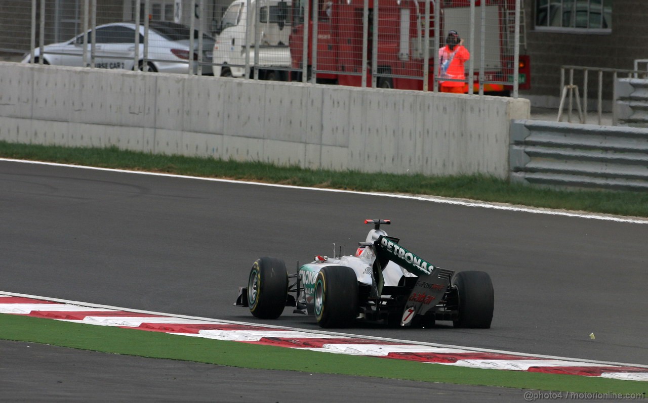 GP KOREA, 16.10.2011- Gara, Crash, Michael Schumacher (GER), Mercedes GP Petronas F1 Team, MGP W02 