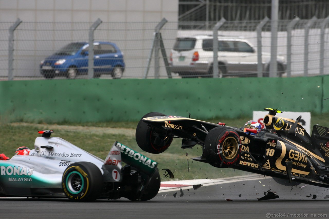 GP KOREA, 16.10.2011- Gara, Crash, Michael Schumacher (GER), Mercedes GP Petronas F1 Team, MGP W02 e Vitaly Petrov (RUS), Lotus Renault GP, R31 