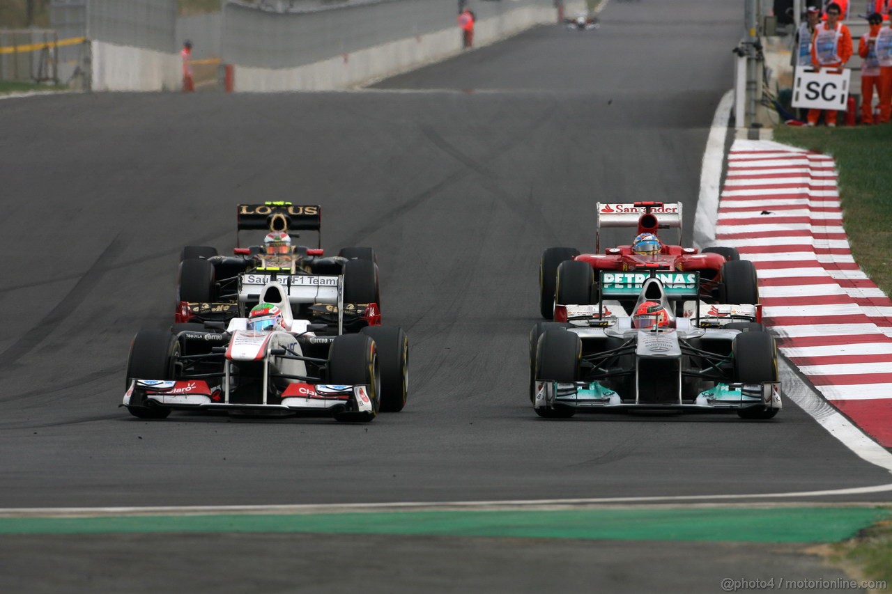 GP KOREA, 16.10.2011- Gara, Sergio P�rez (MEX), Sauber F1 Team C30 e Michael Schumacher (GER), Mercedes GP Petronas F1 Team, MGP W02 