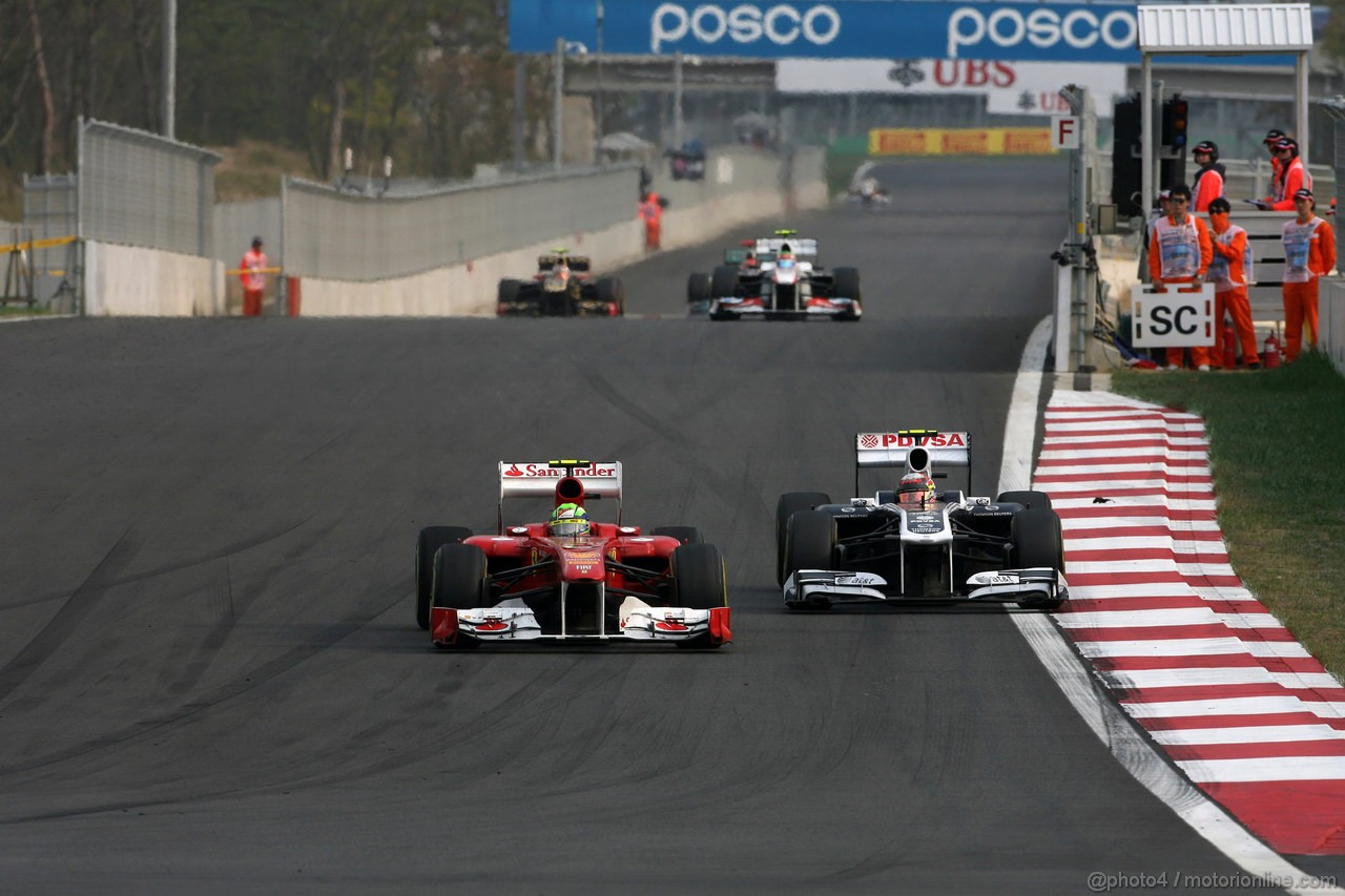 GP KOREA, 16.10.2011- Gara, Felipe Massa (BRA), Ferrari, F-150 Italia e Pastor Maldonado (VEN), Williams FW33 
