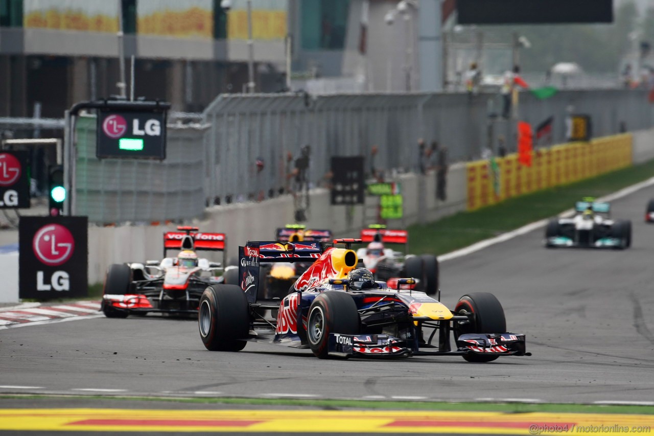 GP KOREA, 16.10.2011- Gara, Sebastian Vettel (GER), Red Bull Racing, RB7 davanti a Lewis Hamilton (GBR), McLaren  Mercedes, MP4-26 
