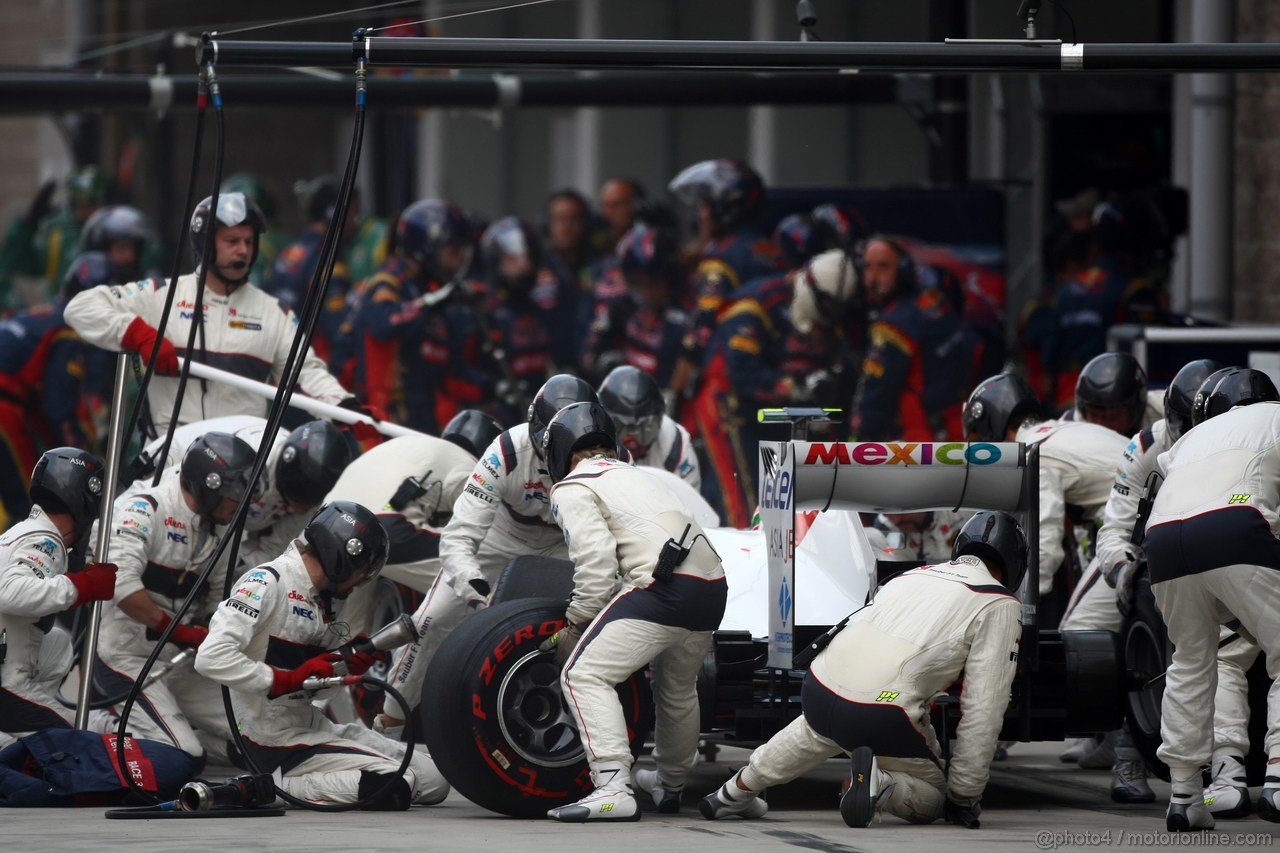 GP KOREA, 16.10.2011- Gara, Pit Stop, Sergio P�rez (MEX), Sauber F1 Team C30 