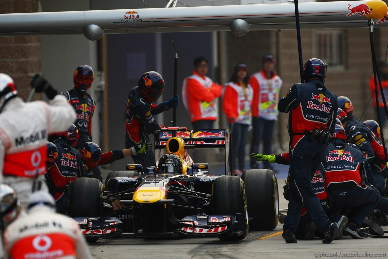 GP KOREA, 16.10.2011- Gara, Pit Stop, Sebastian Vettel (GER), Red Bull Racing, RB7 