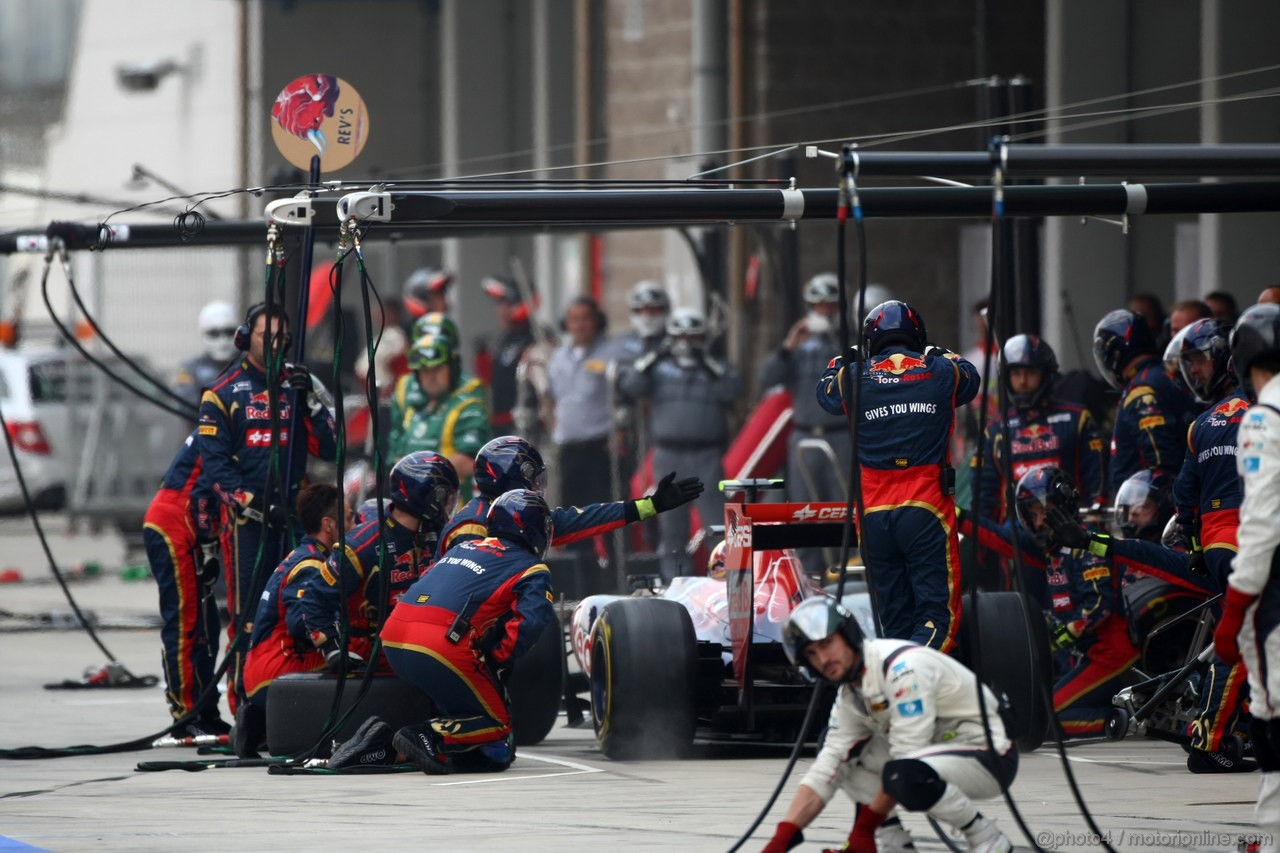 GP KOREA, 16.10.2011- Gara, Pit Stop, Mark Webber (AUS), Red Bull Racing, RB7 