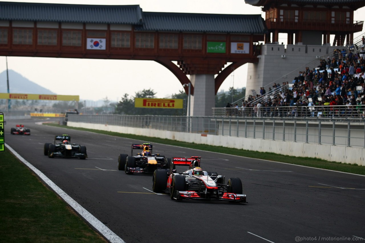 GP KOREA, 16.10.2011- Gara, Lewis Hamilton (GBR), McLaren  Mercedes, MP4-26 davanti a Mark Webber (AUS), Red Bull Racing, RB7 