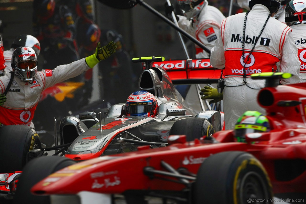 GP KOREA, 16.10.2011- Gara, Pit Stop, Jenson Button (GBR), McLaren  Mercedes, MP4-26 e Felipe Massa (BRA), Ferrari, F-150 Italia 