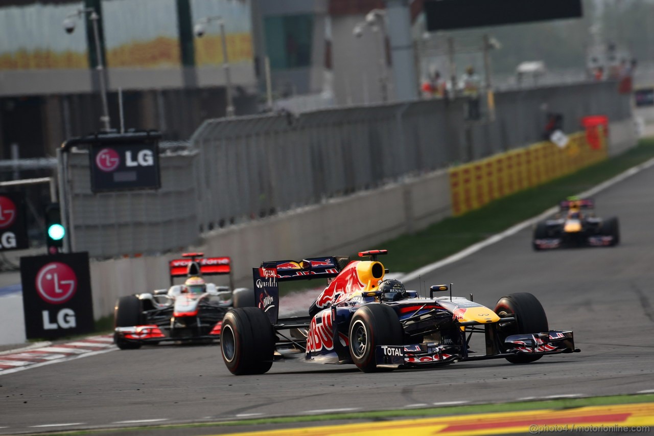 GP KOREA, 16.10.2011- Gara, Sebastian Vettel (GER), Red Bull Racing, RB7 davanti a Lewis Hamilton (GBR), McLaren  Mercedes, MP4-26 