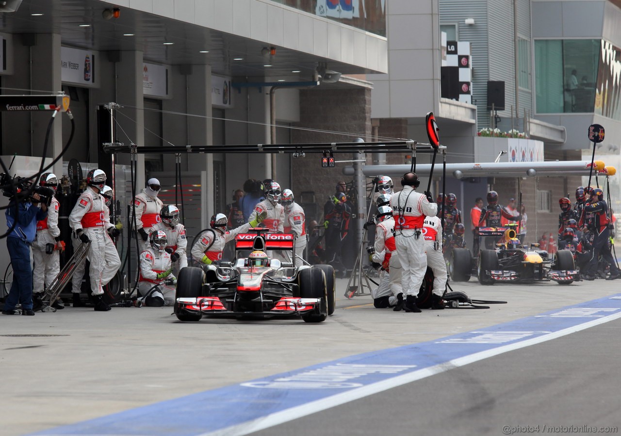 GP KOREA, 16.10.2011- Gara, Pit Stop, Sebastian Vettel (GER), Red Bull Racing, RB7 e Mark Webber (AUS), Red Bull Racing, RB7 