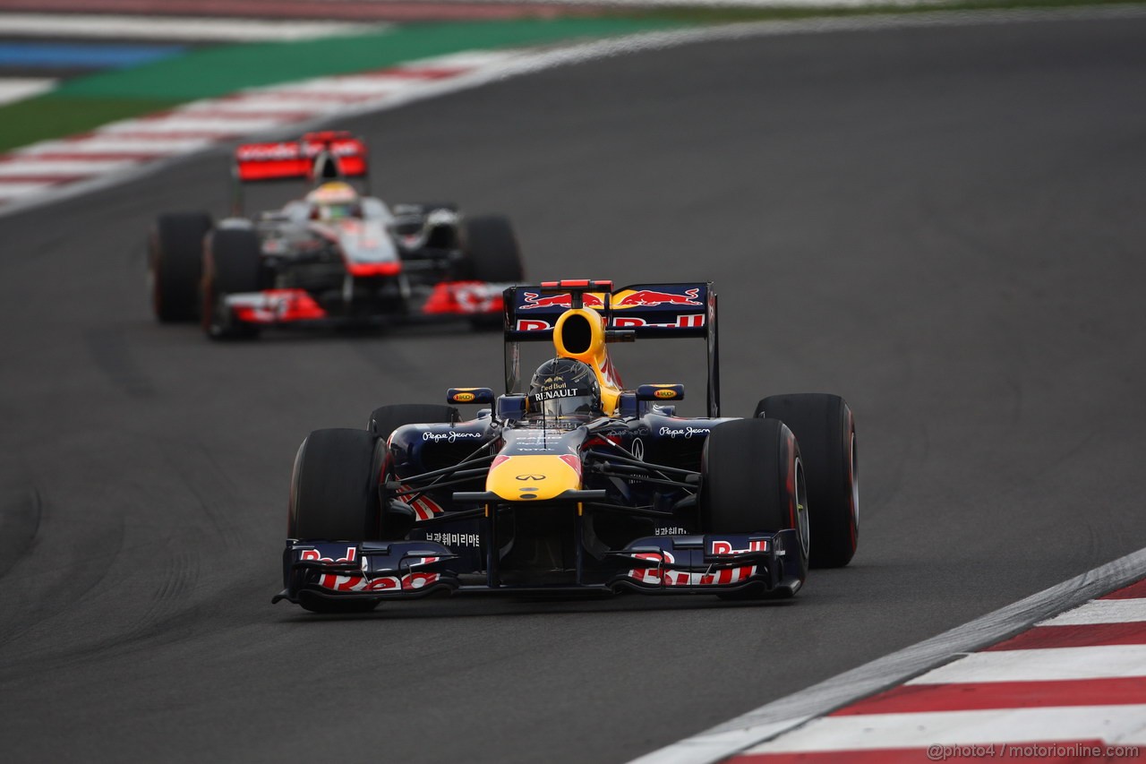 GP KOREA, 16.10.2011- Gara, Sebastian Vettel (GER), Red Bull Racing, RB7 e Lewis Hamilton (GBR), McLaren  Mercedes, MP4-26 