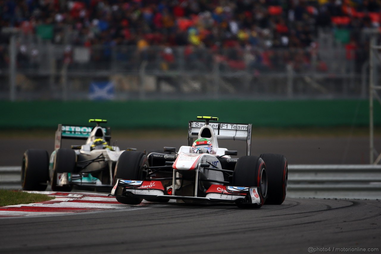 GP KOREA, 16.10.2011- Gara, Sergio P�rez (MEX), Sauber F1 Team C30 davanti a Nico Rosberg (GER), Mercedes GP Petronas F1 Team, MGP W02 