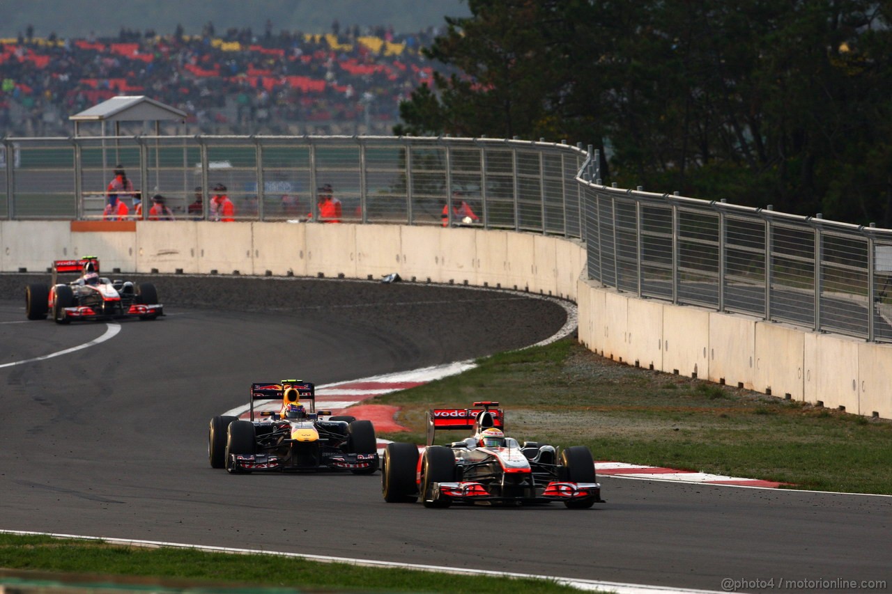 GP KOREA, 16.10.2011- Gara, Lewis Hamilton (GBR), McLaren  Mercedes, MP4-26 davanti a Mark Webber (AUS), Red Bull Racing, RB7 e Jenson Button (GBR), McLaren  Mercedes, MP4-26 
