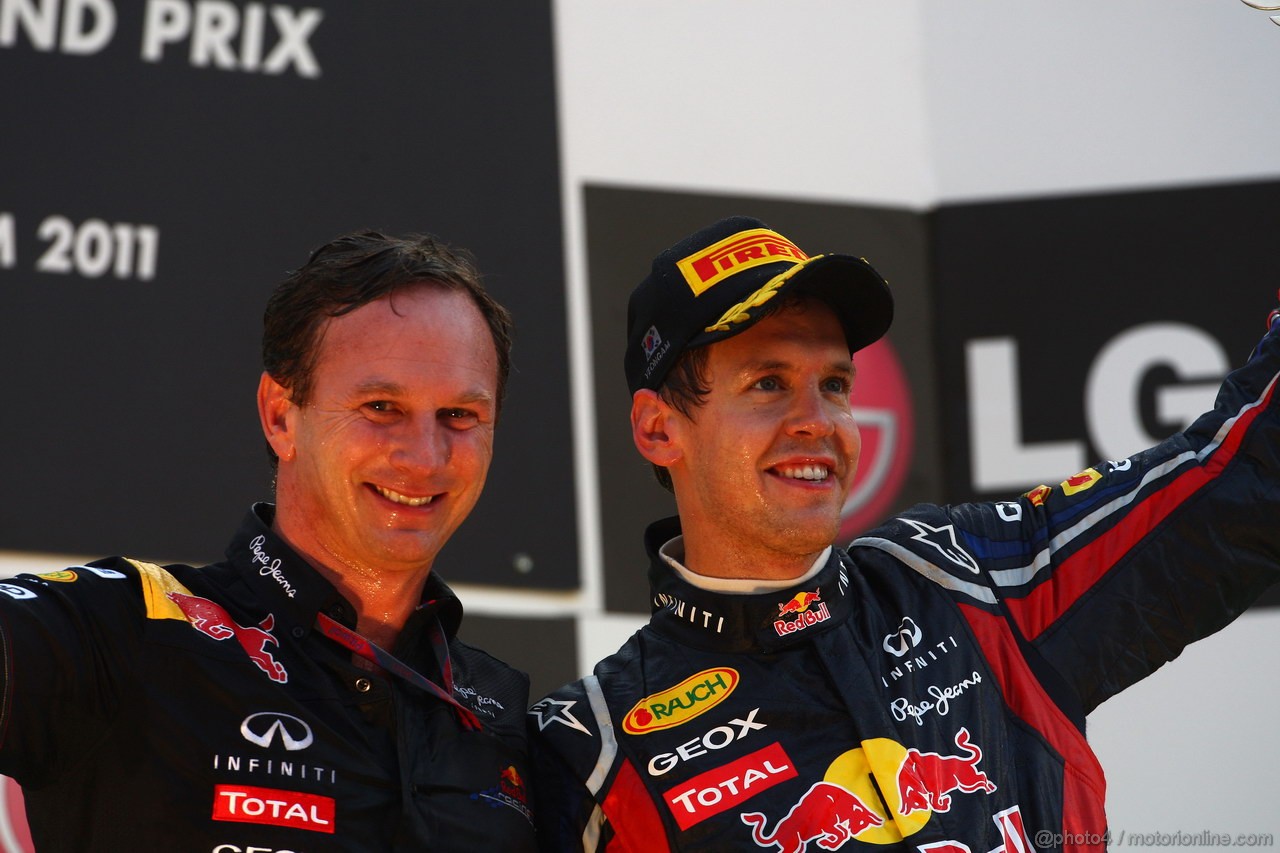 GP KOREA, 16.10.2011- Gara, Sebastian Vettel (GER), Red Bull Racing, RB7 vincitore e Christian Horner (GBR), Red Bull Racing, Sporting Director 