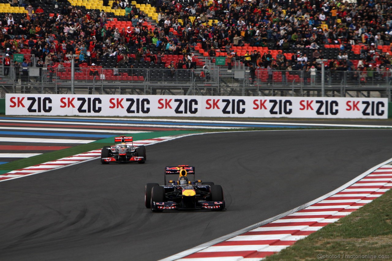 GP KOREA, 16.10.2011- Gara, Sebastian Vettel (GER), Red Bull Racing, RB7 e Lewis Hamilton (GBR), McLaren  Mercedes, MP4-26 