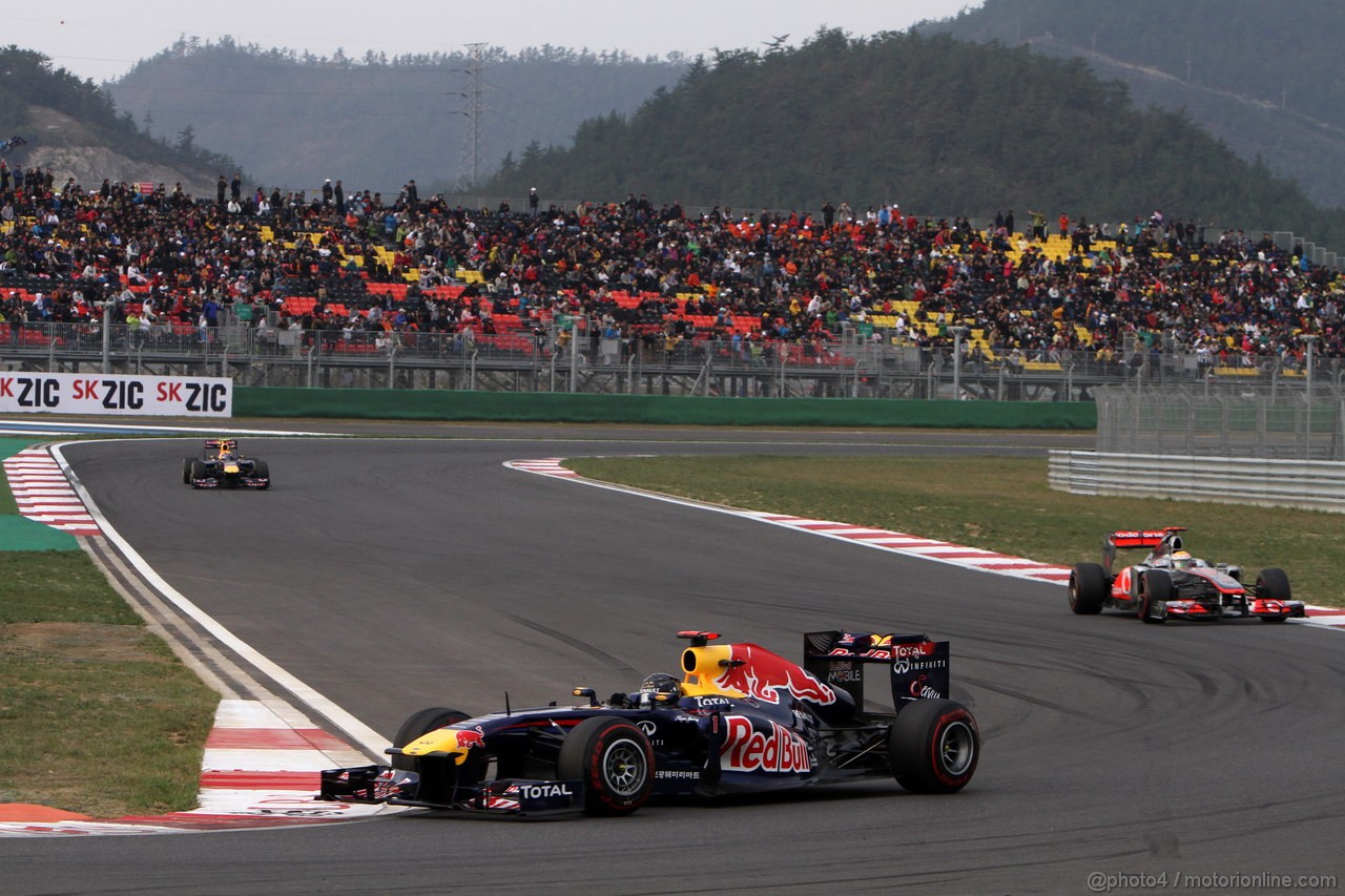 GP KOREA, 16.10.2011- Gara, Sebastian Vettel (GER), Red Bull Racing, RB7 davanti a Lewis Hamilton (GBR), McLaren  Mercedes, MP4-26 e Mark Webber (AUS), Red Bull Racing, RB7 
