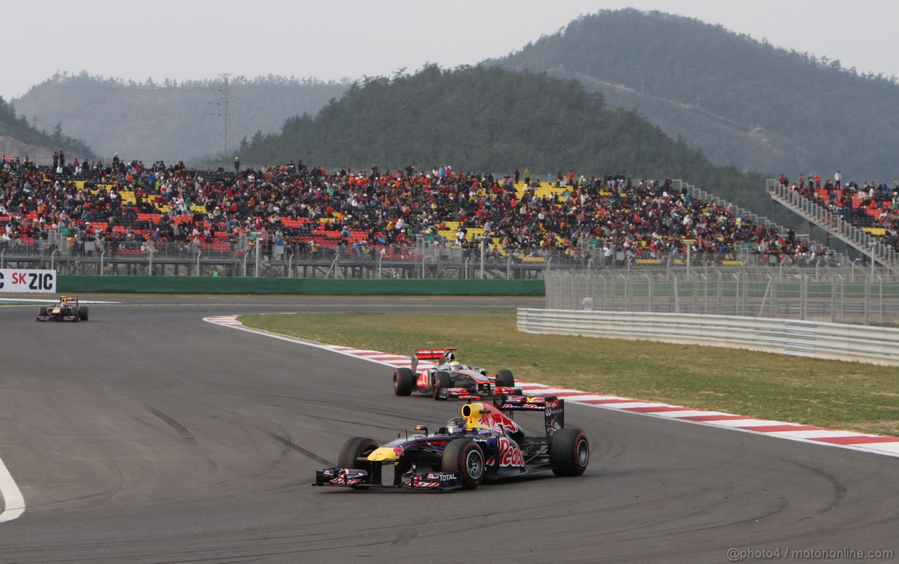 GP KOREA, 16.10.2011- Gara, Sebastian Vettel (GER), Red Bull Racing, RB7 davanti a Lewis Hamilton (GBR), McLaren  Mercedes, MP4-26 