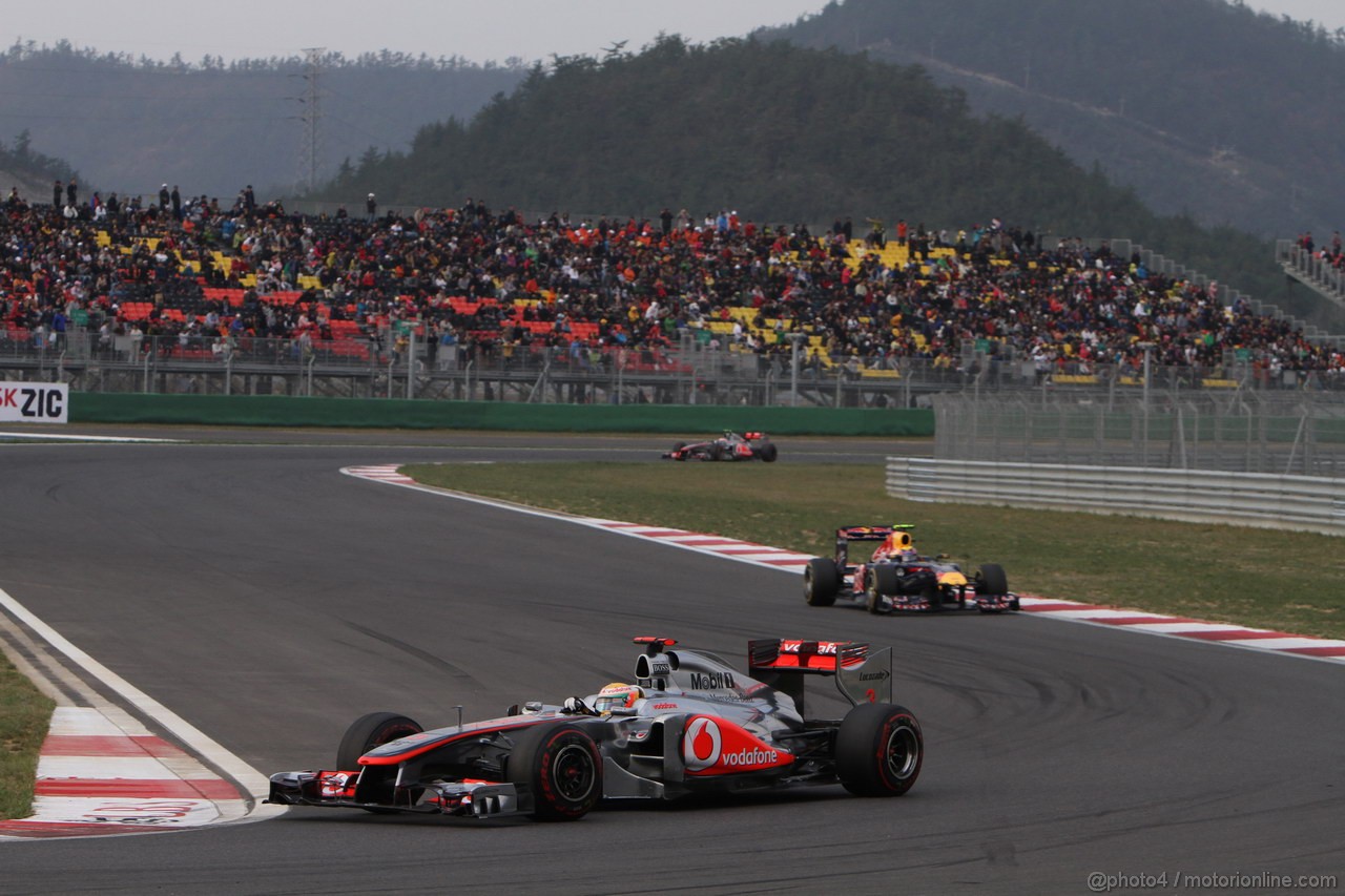 GP KOREA, 16.10.2011- Gara, Lewis Hamilton (GBR), McLaren  Mercedes, MP4-26 davanti a Mark Webber (AUS), Red Bull Racing, RB7 