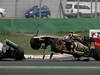 GP KOREA, 16.10.2011- Gara, Crash, Michael Schumacher (GER), Mercedes GP Petronas F1 Team, MGP W02 e Vitaly Petrov (RUS), Lotus Renault GP, R31