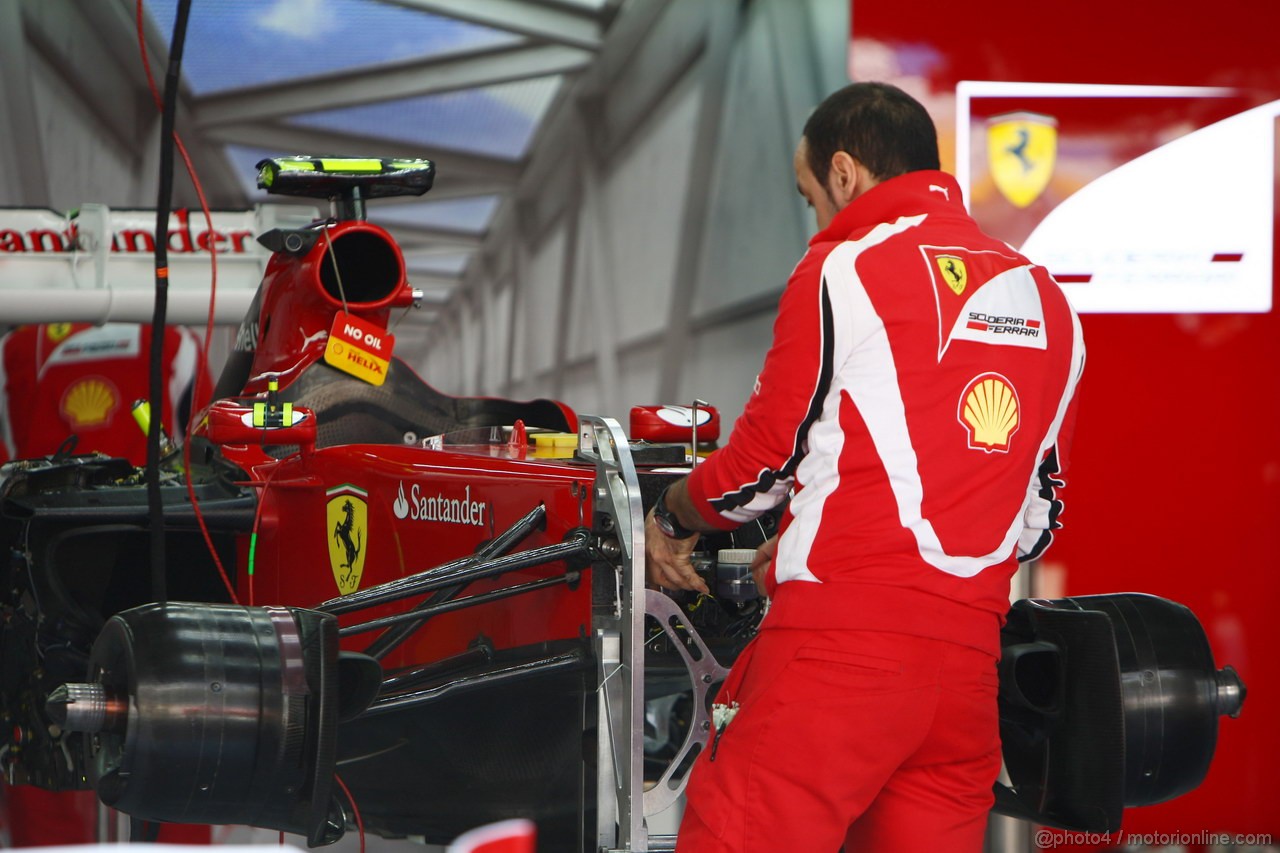 GP KOREA, 13.10.2011- Mechanic Ferrari works on the car