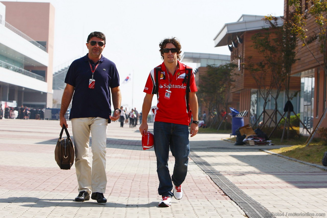 GP KOREA, 13.10.2011- Fernando Alonso (ESP), Ferrari, F-150 Italia e his manager Luis Garcia Abad (ESP)