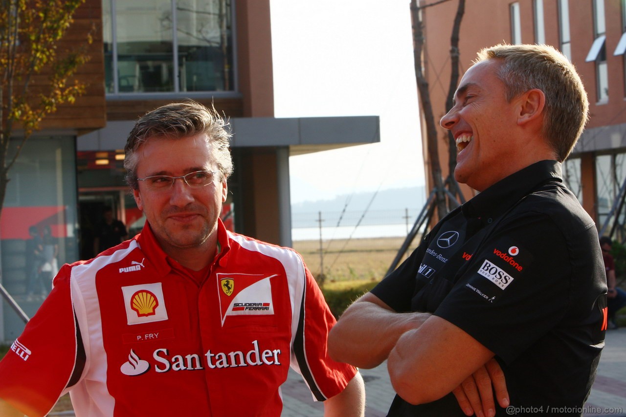 GP KOREA, 13.10.2011- Pat Fry (GBR), Technical Director (Chassis), Ferrari e Martin Whitmarsh (GBR), Chief Executive Officer Mclaren 
