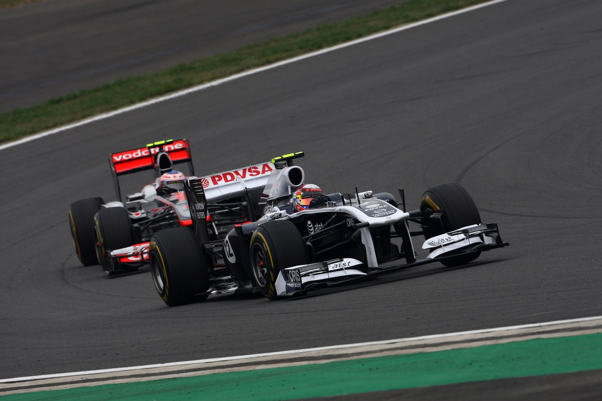 GP KOREA, 15.10.2011- Prove Libere 3, Sabato, Pastor Maldonado (VEN), Williams FW33 davanti a Jenson Button (GBR), McLaren  Mercedes, MP4-26 