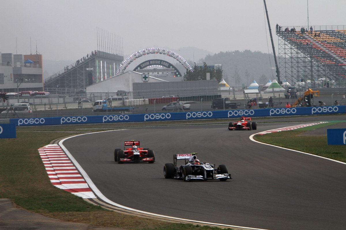 GP KOREA, 15.10.2011- Prove Libere 3, Sabato, Pastor Maldonado (VEN), Williams FW33 davanti a Jerome D'Ambrosio (BEL), Marussia Virgin Racing VR-02 