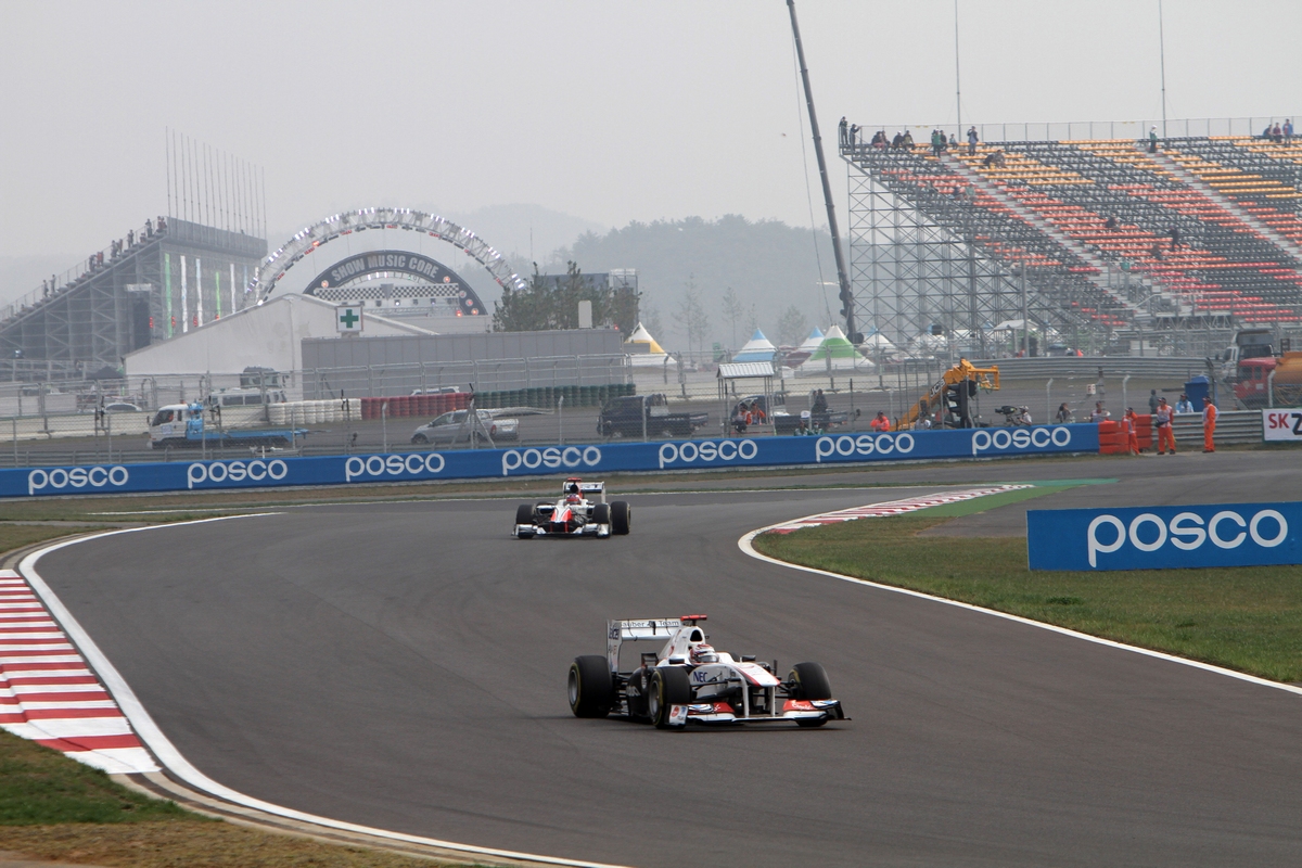 GP KOREA, 15.10.2011- Prove Libere 3, Sabato, Kamui Kobayashi (JAP), Sauber F1 Team C30 davanti a Daniel Ricciardo (AUS), HRT Formula One Team