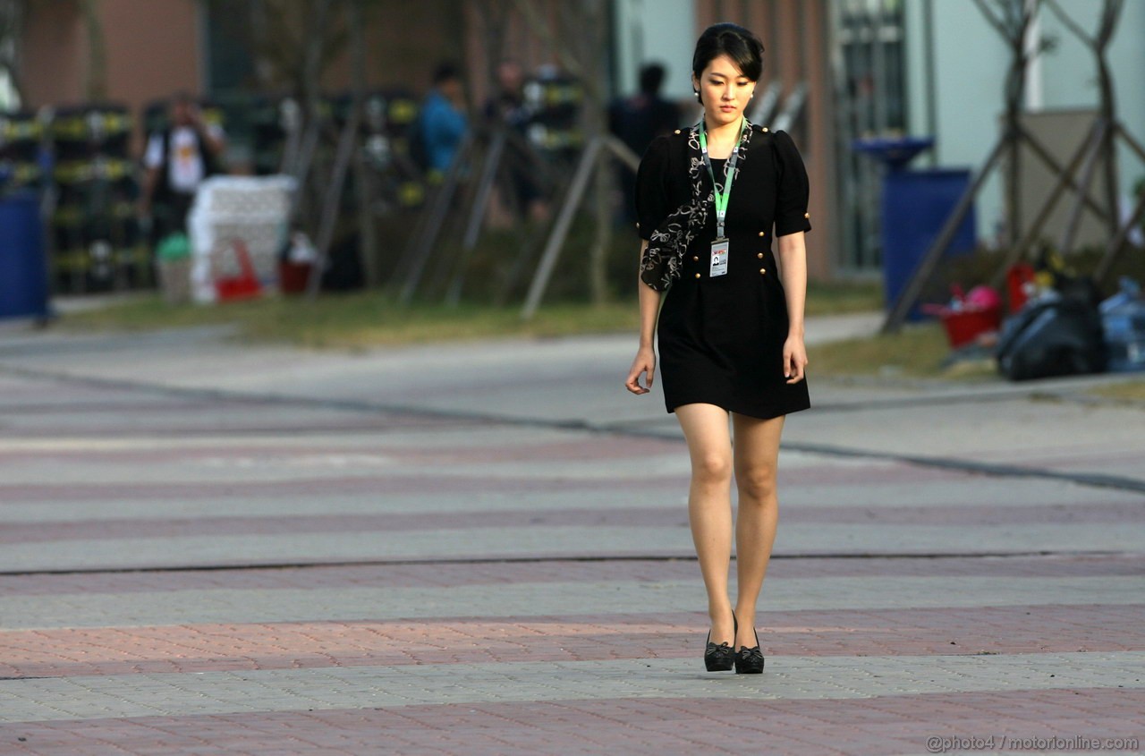 GP KOREA, 14.10.2011- Prove Libere 1, Venerdi', Ragazza in the paddock