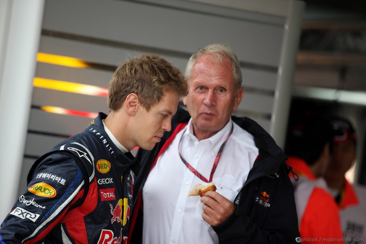GP KOREA, 14.10.2011- Prove Libere 1, Venerdi', Sebastian Vettel (GER), Red Bull Racing, RB7 e Helmut Marko (AUT), Red Bull Racing, Red Bull Advisor 
