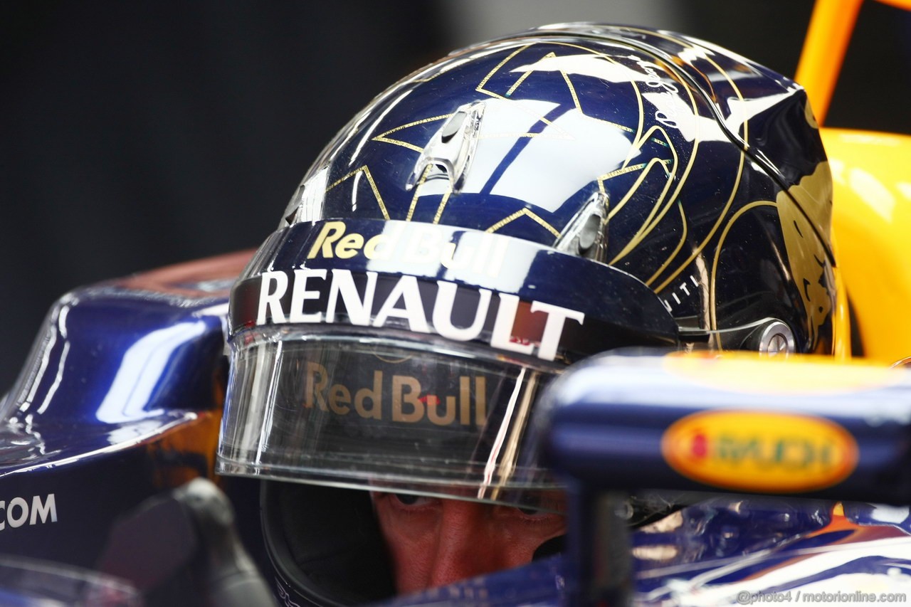 GP KOREA, 14.10.2011- Prove Libere 2, Venerdi', New helmet of Sebastian Vettel (GER), Red Bull Racing, RB7 