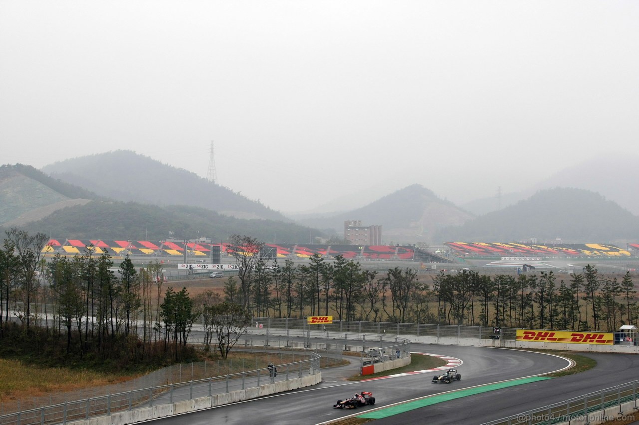 GP KOREA, 14.10.2011- Prove Libere 2, Venerdi', Sébastien Buemi (SUI), Scuderia Toro Rosso, STR6 e Heikki Kovalainen (FIN), Team Lotus, TL11