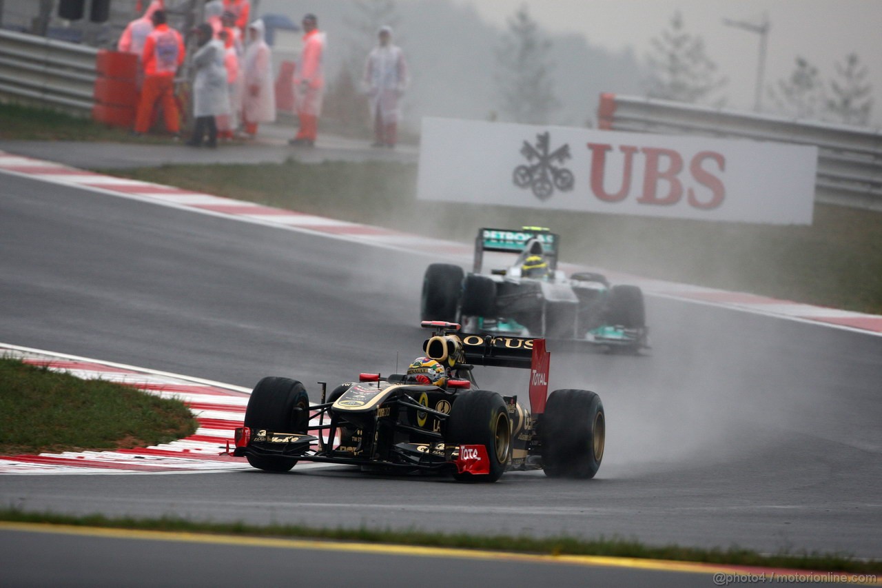 GP KOREA, 14.10.2011- Prove Libere 2, Venerdi', Bruno Senna (BRA), Lotus Renault GP R31 davanti a Nico Rosberg (GER), Mercedes GP Petronas F1 Team, MGP W02