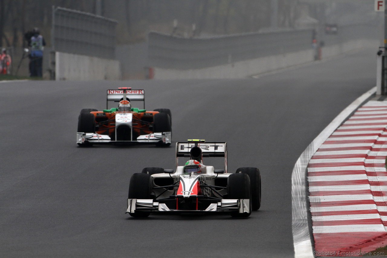GP KOREA, 14.10.2011- Prove Libere 2, Venerdi', Vitantonio Liuzzi (ITA), HRT Formula One Team davanti a Adrian Sutil (GER), Force India F1 Team, VJM04 