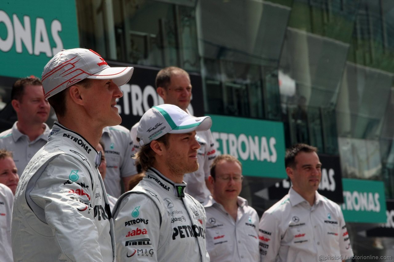 GP MALESIA, 10.04.2011- Mercedes GP team photo with Michael Schumacher (GER), Mercedes GP Petronas F1 Team, MGP W02 e Nico Rosberg (GER), Mercedes GP Petronas F1 Team, MGP W02