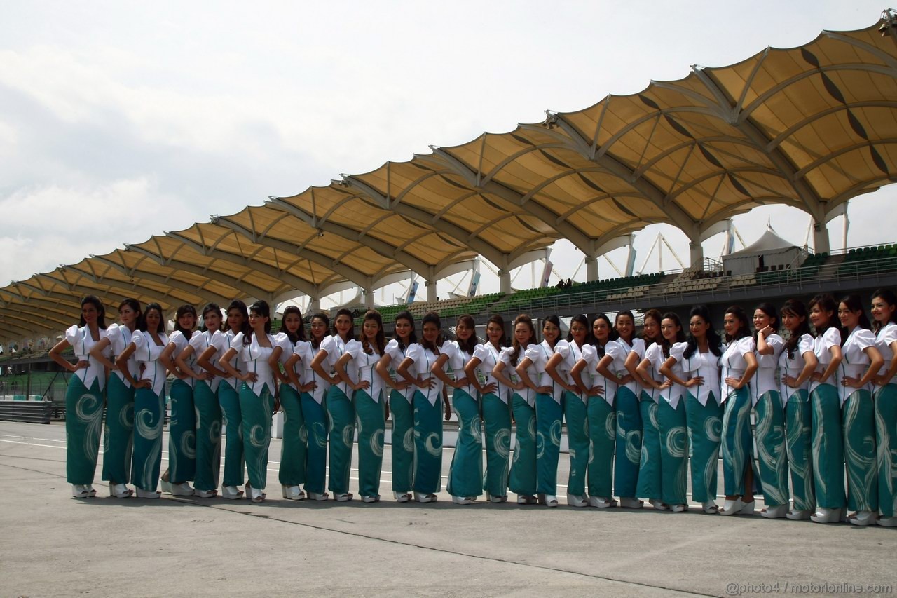 GP MALESIA, 10.04.2011- grid girl, pitbabess
