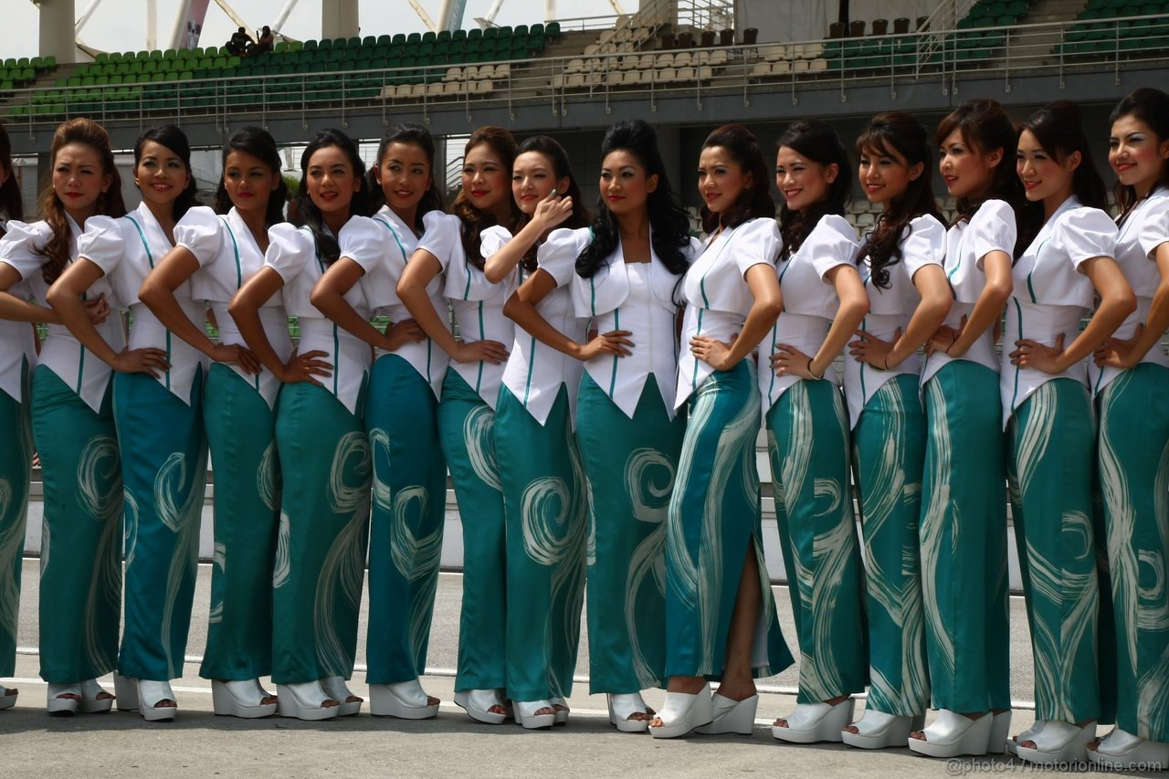 GP MALESIA, 10.04.2011- grid girl, pitbabess 