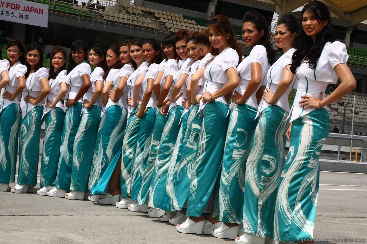 GP MALESIA, 10.04.2011- grid girl, pitbabess