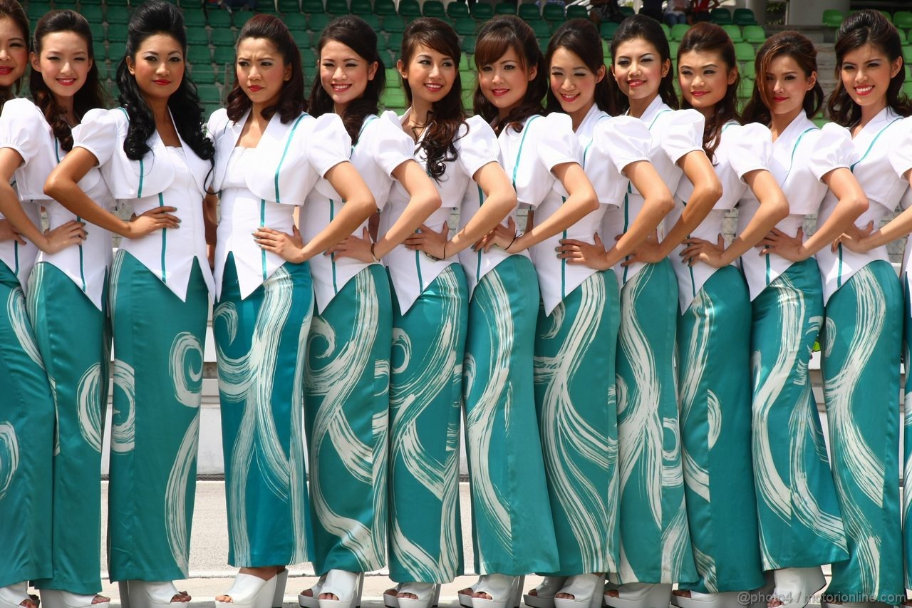 GP MALESIA, 10.04.2011- grid girl, pitbabess