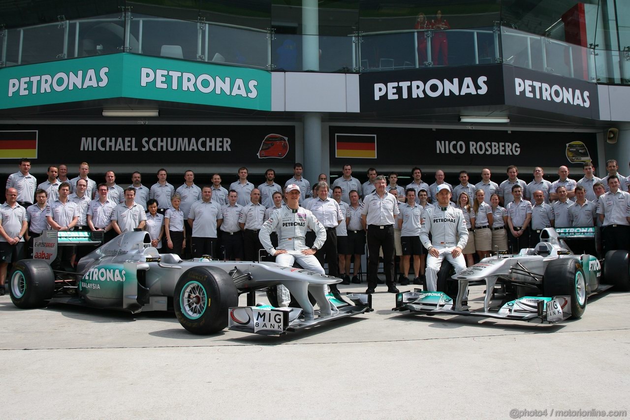GP MALESIA, 10.04.2011- Michael Schumacher (GER), Mercedes GP Petronas F1 Team, MGP W02 e Nico Rosberg (GER), Mercedes GP Petronas F1 Team, MGP W02, Team photo