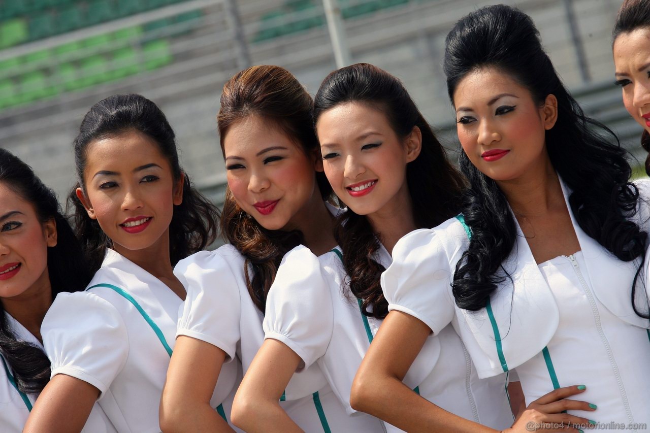 GP MALESIA, 10.04.2011- grid girl, pitbabess 