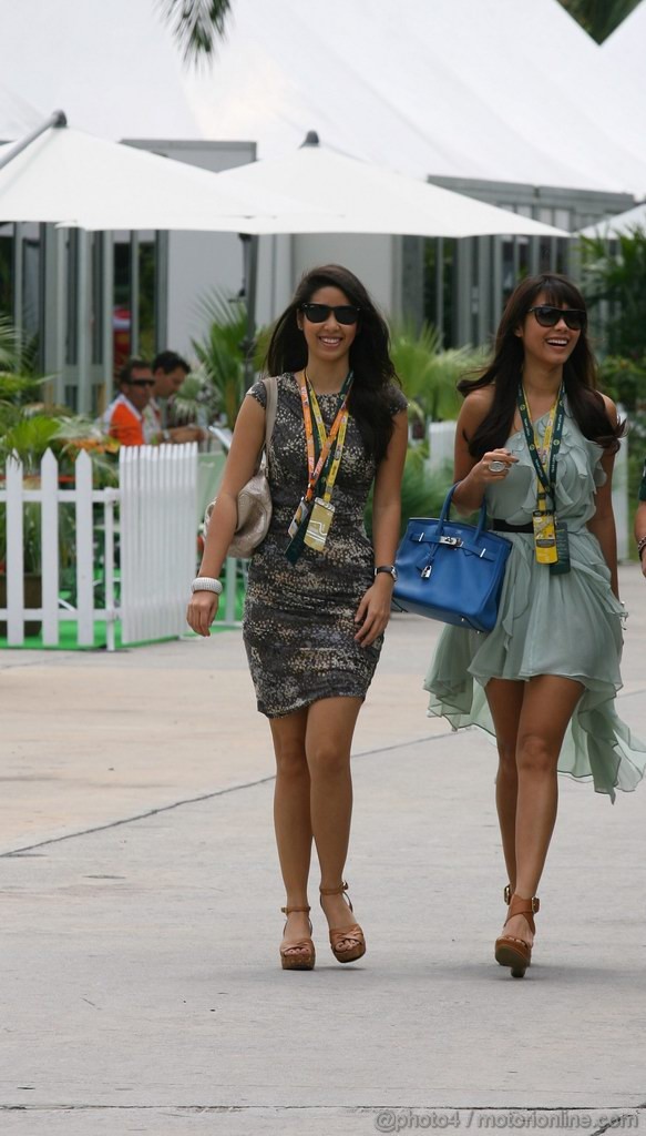 GP MALESIA, 10.04.2011- ragazze nel paddock 